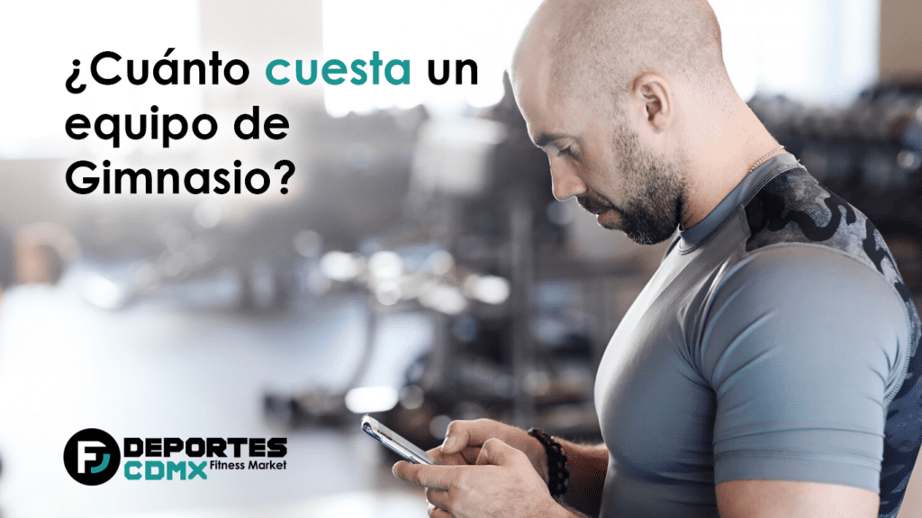 Foto de un hombre pelón en un gimnasio viendo su celular con el texto ¿Cuánto cuesta un equipo de gimnasio?